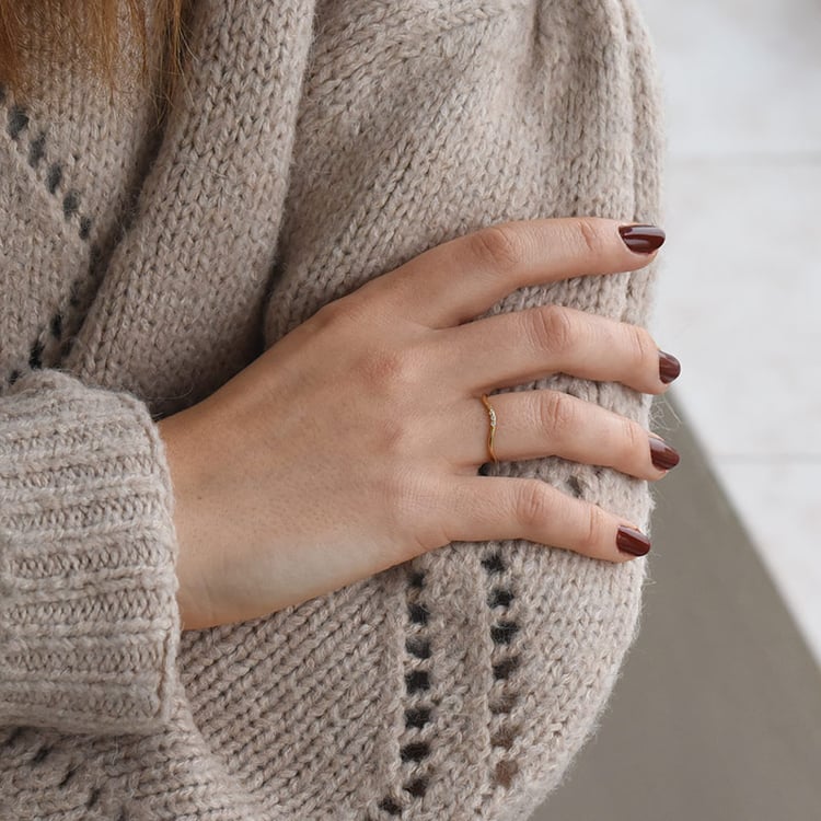 Minimalistischer Ring in V-Form mit drei Diamanten Cason 94750