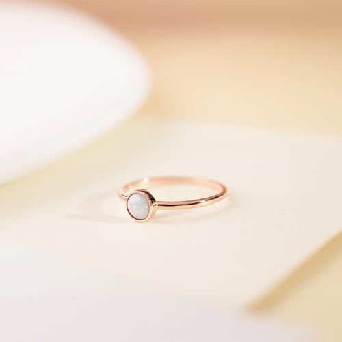 Minimalistischer Ring mit weißem Opal Stowy