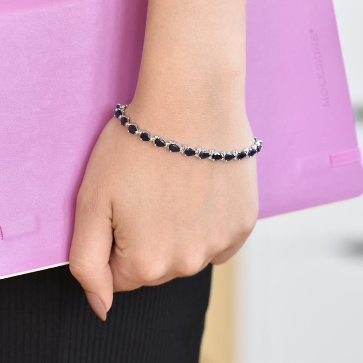 Silber Armband mit Saphiren auf dem Arm 30826