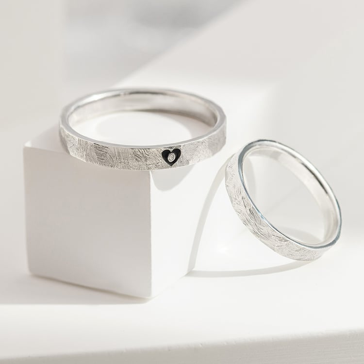 Goldene gehämmerte Trauringe mit Herzen-Gravur und Diamanten Telanie 157231