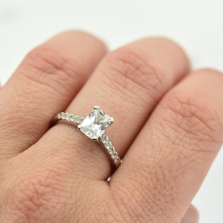 Ring in Platin auf dem Finger 10885