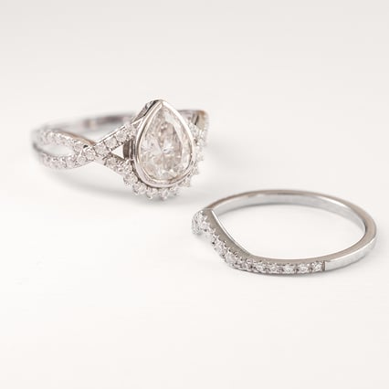 Einzigartiger Verlobungsring mit Moissaniten Alica