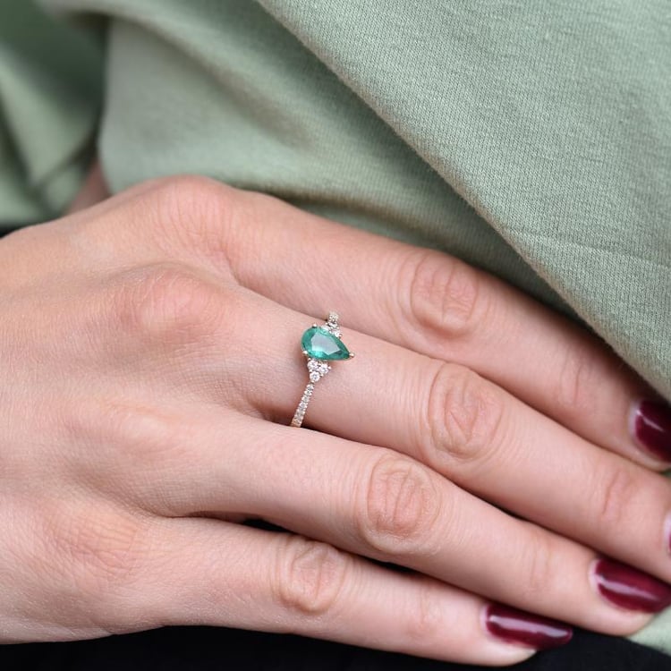 Goldring mit Smaragd in Tropfenform und Diamanten Larissa 12666