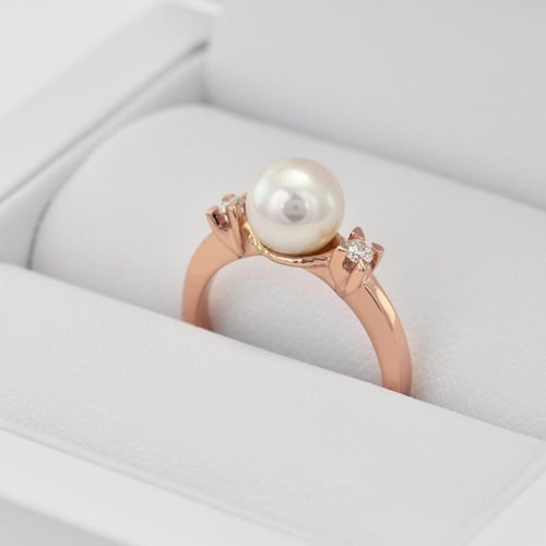 Goldring mit Perlen umgeben von Diamanten Nivrutti