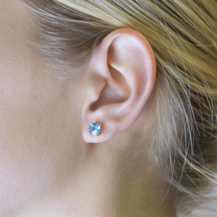 Goldohrringe mit Topasen auf der Dame 17223