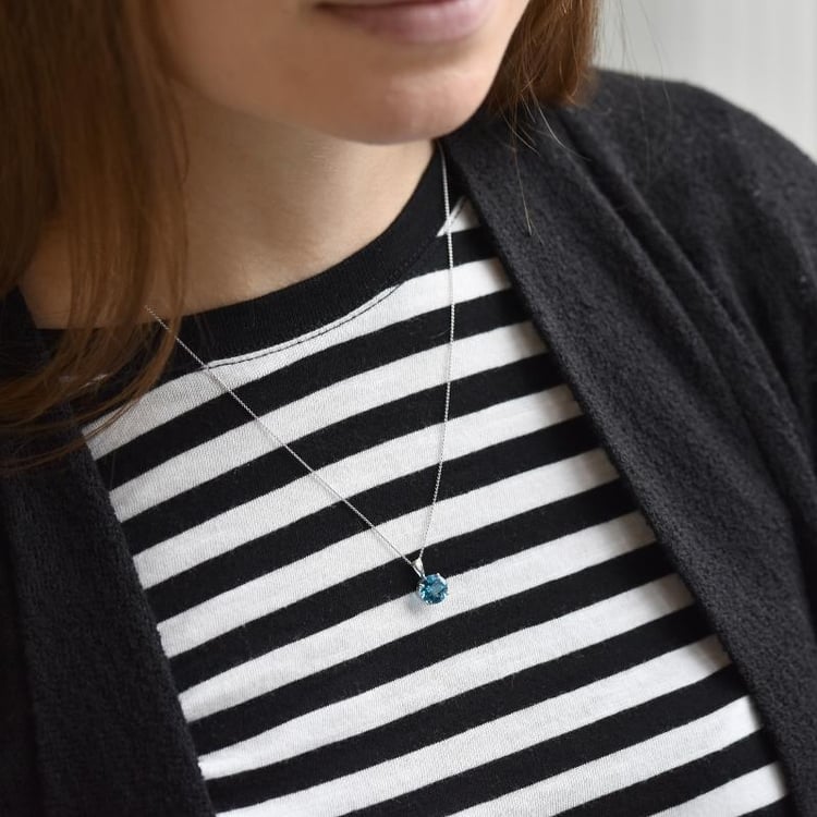 Dame mit Topas Anhänger 38896