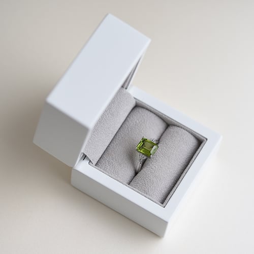 Goldring mit Olivin und DIamanten Chaitra
