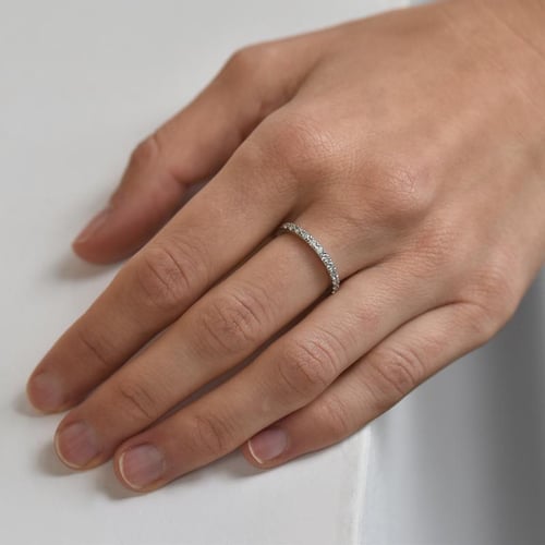 Eheringe aus einem Eternity-Ring mit Moissaniten und einem Komfort-Ring Driany