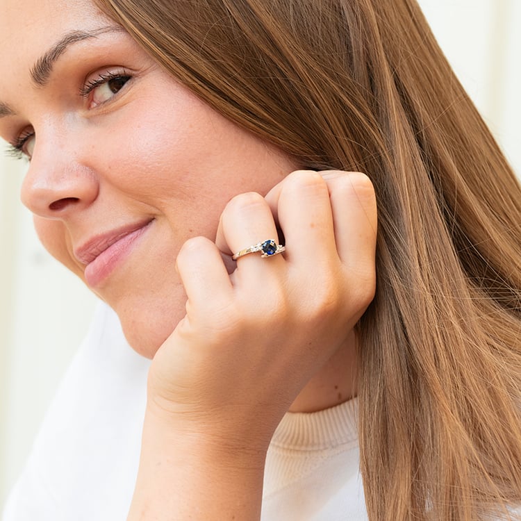 Goldener Ring mit Lab Grown Saphir und Diamanten Nagi 144200