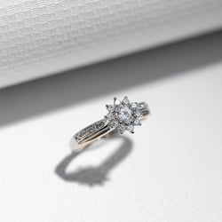 Verlobungsring mit Diamanten in Form einer Blume Evander