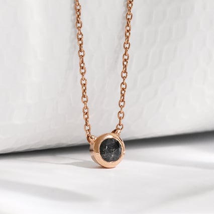 Minimalistische Kette mit Anhänger mit einem Salt and Pepper Diamanten Glosie