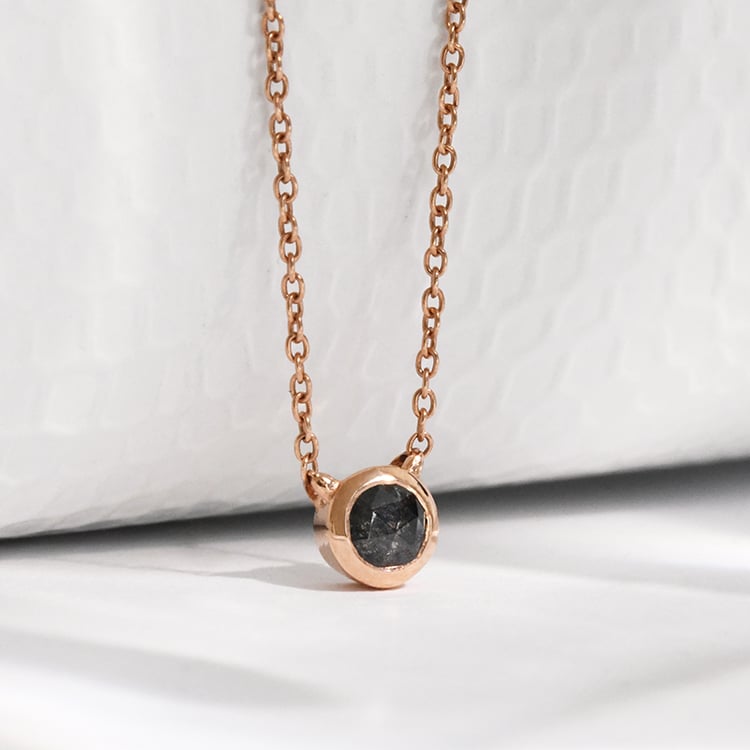 Minimalistische Kette mit Anhänger mit einem Salt and Pepper Diamanten Glosie 117597