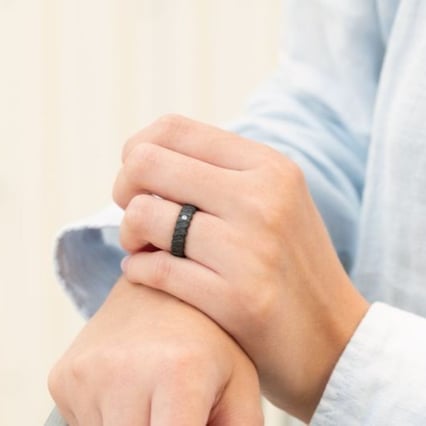 Ring aus Carbon mit unebener Oberfläche und Zirkonia Soren