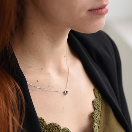 Halo-Anhänger mit schwarzem Diamanten Vicky