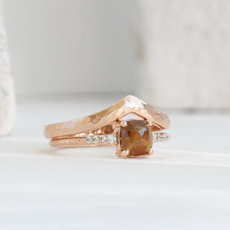 Ehering in V-Form mit Hammerschlag-Motiv Yenka 121858