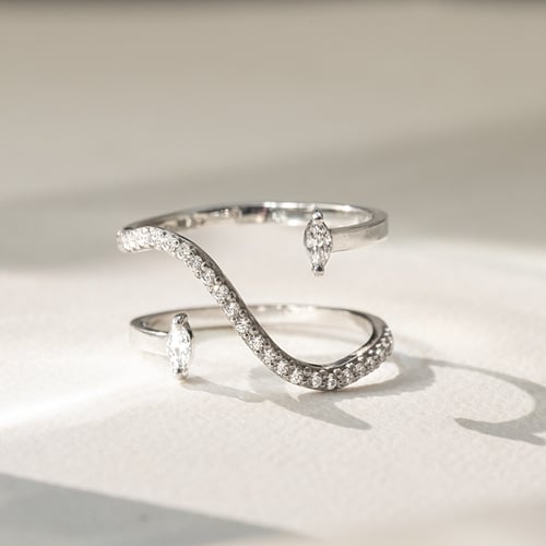 Atypischer Ring mit Moissaniten Lina