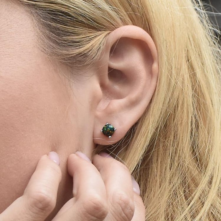 Ohrringe mit Opal auf dem Ohr 25908