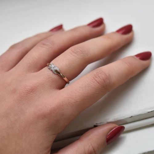 Romantischer Ring aus Gold mit Diamanten Teskala
