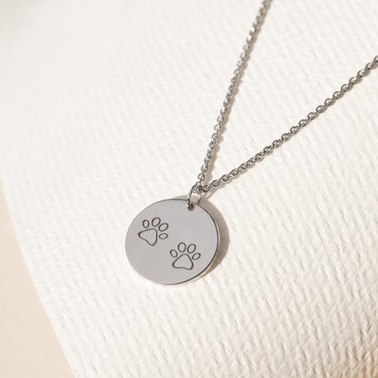 Silberner Anhänger mit Pfoten und Gravur Darcey
