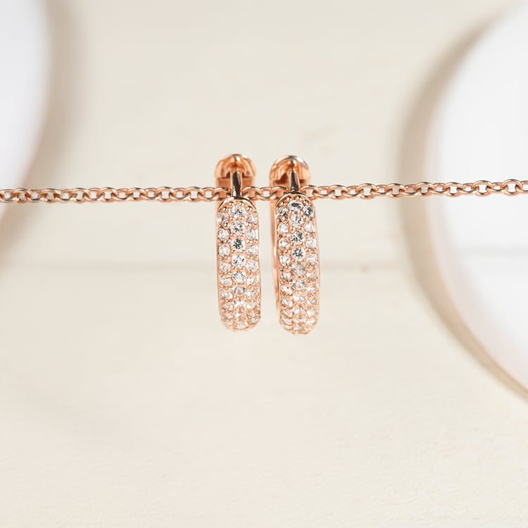 Silberne runde Pavé-Ohrringe mit weißen Topasen Shaviv 149139