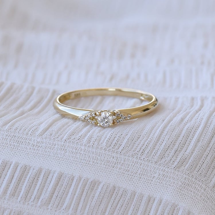 Silberner Ring mit seitlichen Lab Grown Diamanten Redely 104493