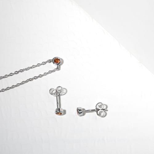 Silberne Ohrstecker mit Padparadscha Saphiren in Bezelfassung Tofine