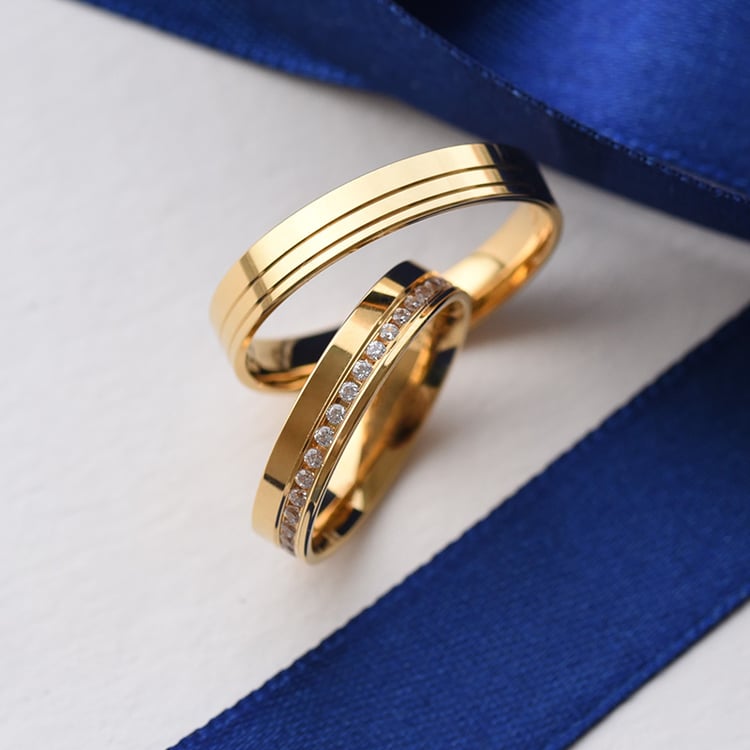 Zarte goldene Ringe mit Diamanten Mireia 75974