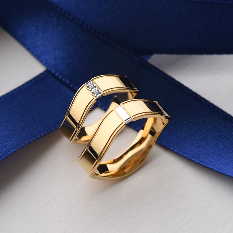 Gewölbte Eheringe aus Gold mit Diamanten Chandra 76316