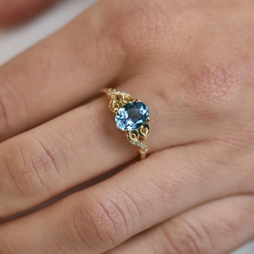 Goldener Topasring mit Diamanten Alanyse