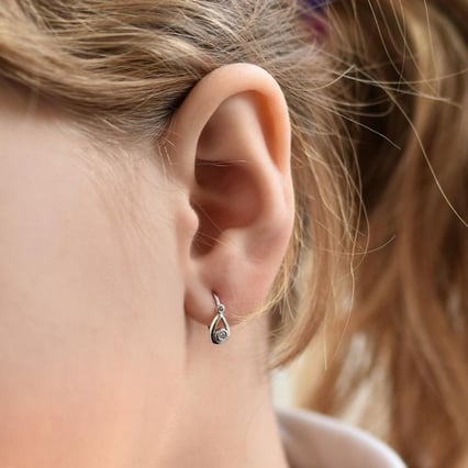 Goldene Kinderohrringe in Tränenform mit Diamanten Cinderella