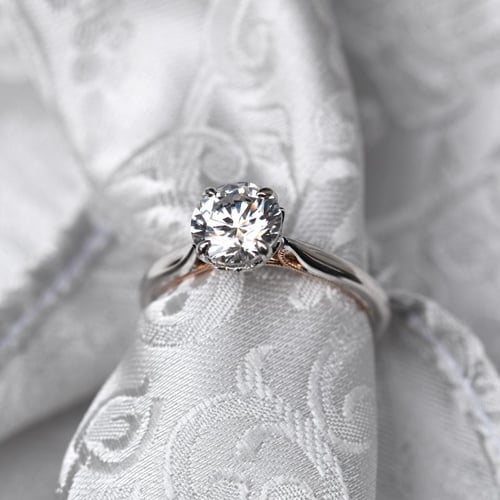 Verlobungsring mit seitlichen Diamanten Libby