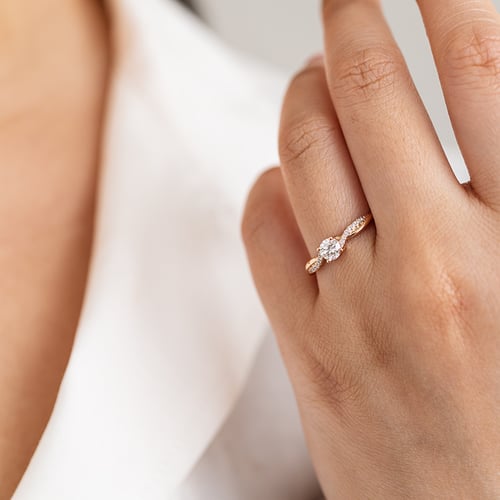 Verlobungsring mit seitlichen Diamanten und Diamant Aliye