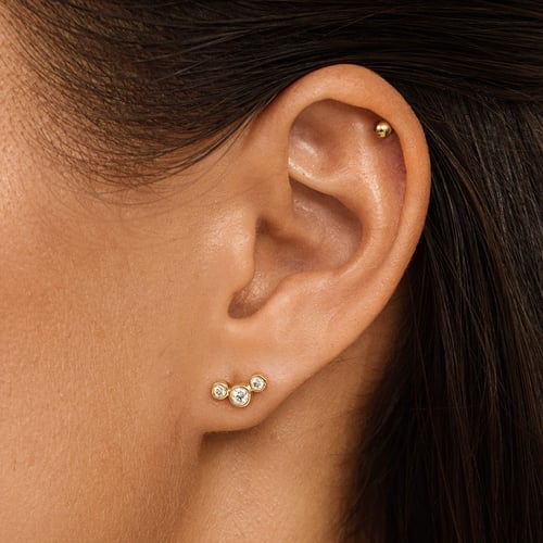 Moderne goldene Ohrringe mit runden Lab Grown Diamanten Ebba
