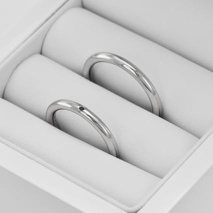 Trauringe aus Platin mit einem schwarzen Diamanten Alays