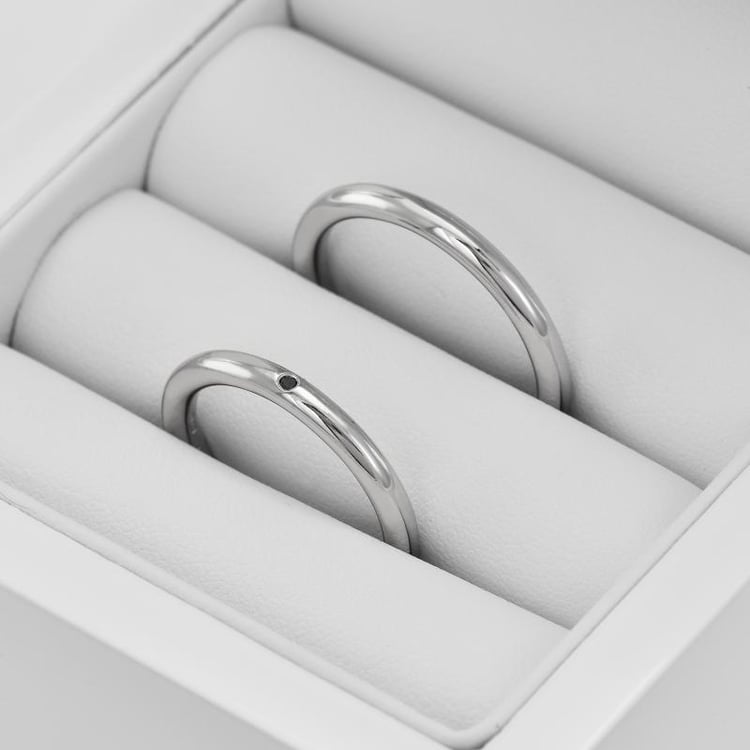 Trauringe aus Platin mit einem schwarzen Diamanten Alays 76943