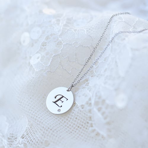 Anhänger aus Platin mit Diamant und Buchstabengravur Sager