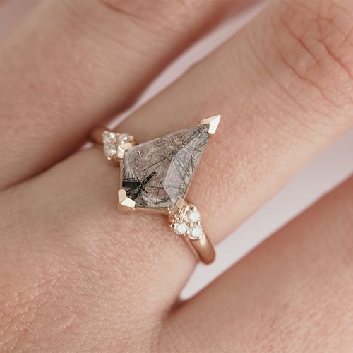 Einzigartiger Ring mit einem Rutilkristall Kettil