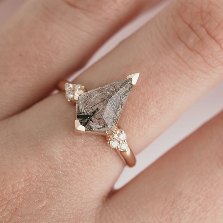 Einzigartiger Ring mit einem Rutilkristall Kettil 120617