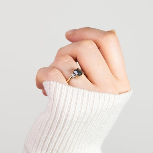 Goldener Ring mit Oktogon und Baguette Salt and Pepper Diamanten Veli
