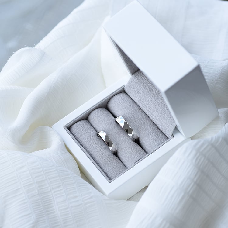 Design Eheringe aus Gold mit Muster Becy 61878