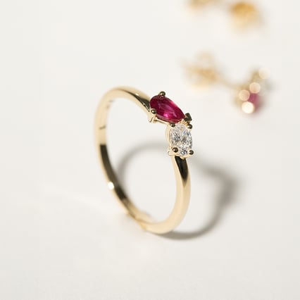 Toi et Moi Ring mit Rubin und Lab Grown Diamant Caro