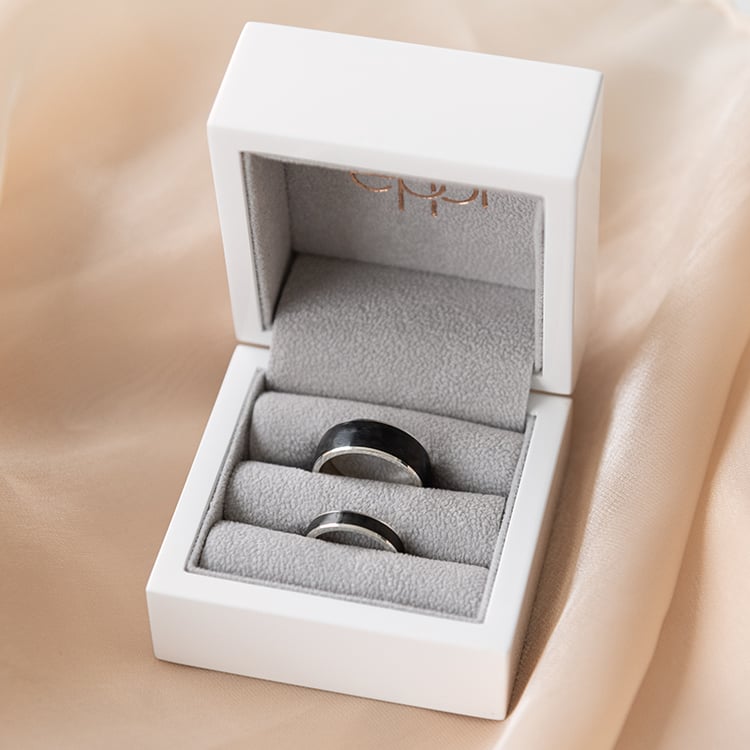 Abgerunde Trauringe aus Carbon und Gold Robin 97554