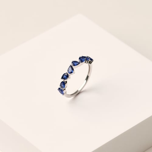 Goldener Half-Eternity-Ring mit Lab Grown blauen Saphiren in Birnenform Naseem