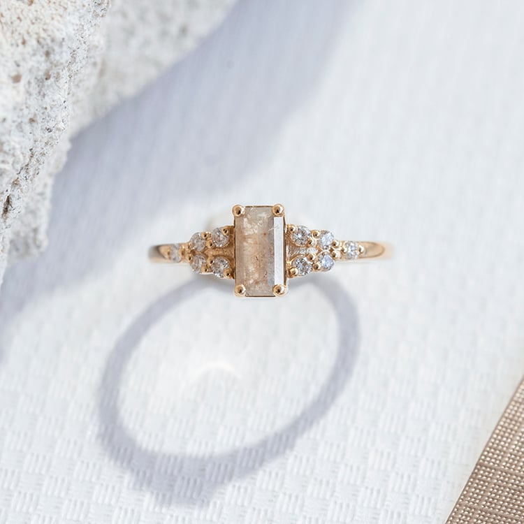 Ring mit einem Salt and Pepper Diamanten in Emerald-Form und Diamanten Mikolaj 109870