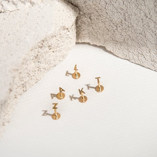 Goldene Ohrstecker mit Buchstaben Alphabet