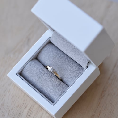 Romantischer Ring aus Gold mit Diamanten Teskala