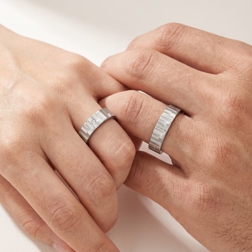 Flache Eheringe aus Titan mit Diamant Aria