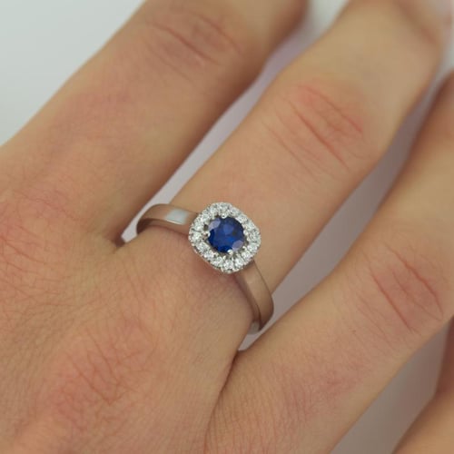 Goldener Verlobungsring mit Saphir und Diamantenkranz Reley