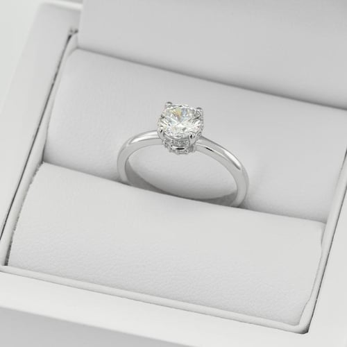 Strahlender Verlobungsring mit Moissanit und Lab Grown Diamanten Xela