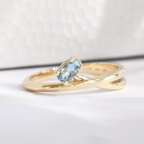 Ring mit einem ovalen Aquamarin Emeli